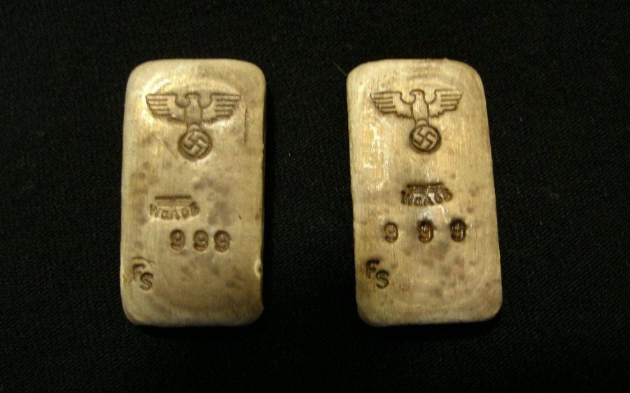 Слитки золота с нацистскими символами